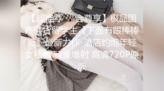 丸子吖高颜值长相非常清纯妹子自摸诱惑，白皙粉嫩美乳脱光光特写手指摩擦粉穴!