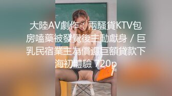 18清纯甜美萝莉嫩妹独自在家诱惑，撩起小背心露奶子，特写假屌摩擦嫩穴，插入掰穴揉搓阴蒂，呻吟娇滴滴