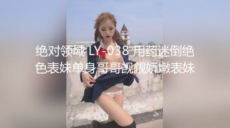   中年大叔忽悠美女顾客做特殊服务，全身按摩撩骚忽悠顾客揉奶玩逼