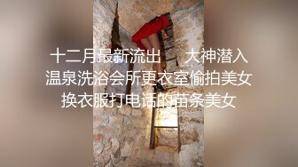  很骚的大姐姐跟眼镜哥激情啪啪直播，听狼友指挥吃奶舔逼特写抠穴，交大鸡巴揉着奶子无套后入爆草射屁股上