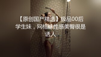 推特顶级绿帽癖大奶露出骚妻AAlifeAA1无底线淫乱② 约炮单男3P，户外儿子面前露出，老农面前直接给看三点 (2)