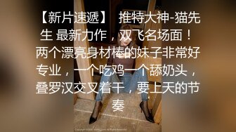 很骚的大姐姐跟眼镜哥激情啪啪直播，听狼友指挥吃奶