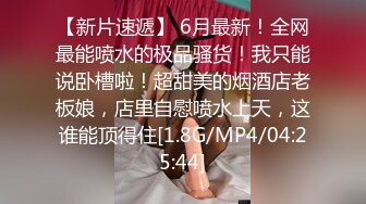 颜值不错清秀小姐姐穿着白衣牛仔裤，坐沙发上揉捏她