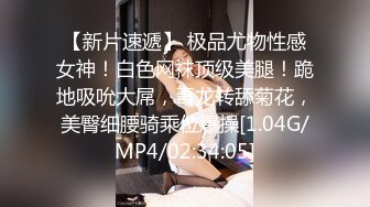  风骚美少妇寻求刺激，打着电话被无套后入操逼，表情夸张极其享受特写超粉穴