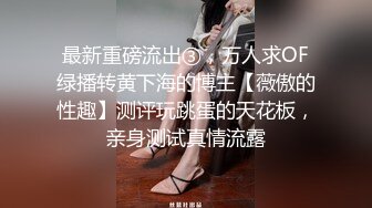 红色吊带包臀裙的美女逛夜市 岔开腿被抄底粉色内裤紧紧包裹勒出深深的逼缝隙中间湿了侧面还露毛