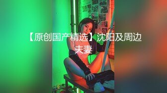 写字楼女厕倒背手走路闷骚型美职员,又细又长的穴缝磨起来肯定爽